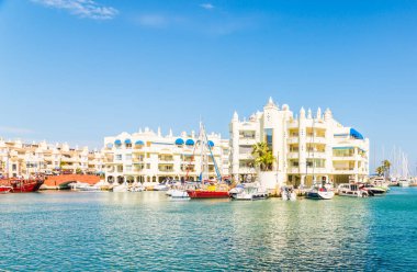 Benalmadena, İspanya - lüks yatların ve motorlu tekneler, turistik sahil kasaba Benalmadena ile 10 Mayıs 2018 A güzel marina