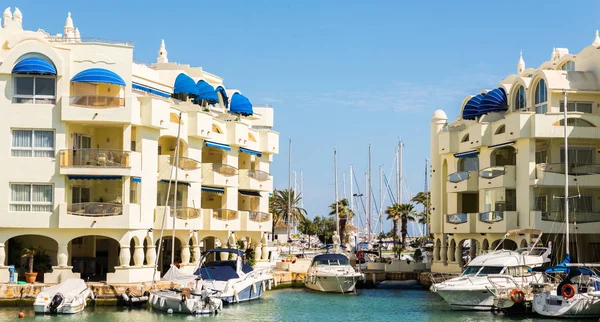 Benalmadena, İspanya - lüks yatların ve motorlu tekneler, turistik sahil kasaba Benalmadena ile 10 Mayıs 2018 A güzel marina