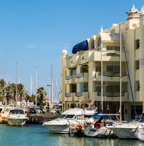Benalmadena, İspanya - lüks yatların ve motorlu tekneler, turistik sahil kasaba Benalmadena ile 10 Mayıs 2018 A güzel marina