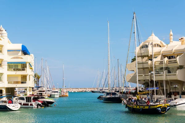 Benalmadena Spanya Lüks Yatların Motorlu Tekneler Turistik Sahil Kasaba Benalmadena — Stok fotoğraf