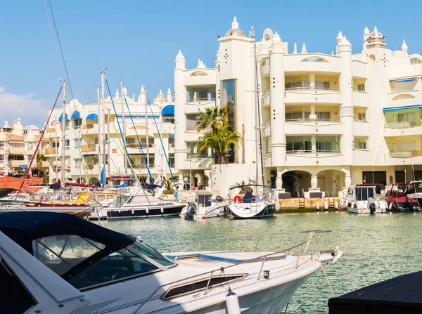 Benalmadena, İspanya - lüks yatların ve motorlu tekneler, turistik sahil kasaba Benalmadena ile 10 Mayıs 2018 A güzel marina