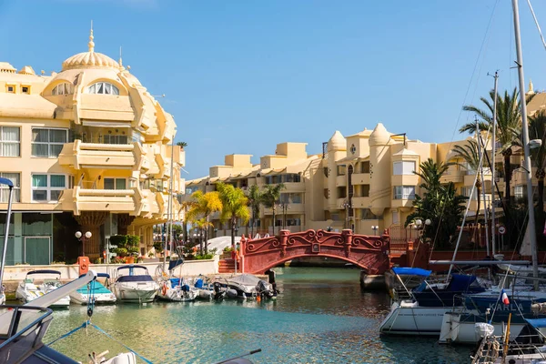 Benalmadena, İspanya - lüks yatların ve motorlu tekneler, turistik sahil kasaba Benalmadena ile 10 Mayıs 2018 A güzel marina