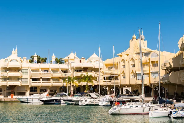 Benalmadena, İspanya - lüks yatların ve motorlu tekneler, turistik sahil kasaba Benalmadena ile 10 Mayıs 2018 A güzel marina