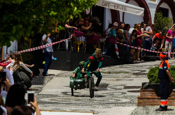 西班牙弗里吉利亚纳 2018年5月13日 Autos Locos 传统的乐趣 包括在西班牙小镇乘坐纸板汽车 自制的车辆 创意和欢快的事件 — 图库照片