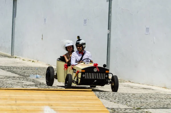 フリヒリアナ スペイン 2018 自動車 Locos 伝統的な楽しい小さなスペインの町 自作車両 創造的で陽気なイベントでダン ボール車乗車を含む — ストック写真