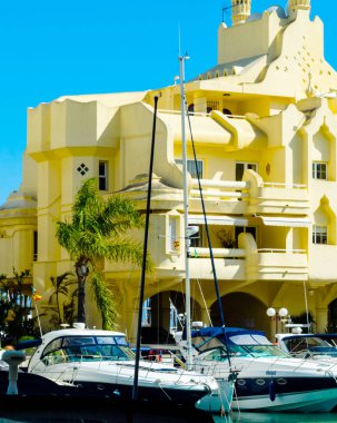 Benalmadena, İspanya - lüks yatların ve motorlu tekneler, turistik sahil kasaba Benalmadena ile 10 Mayıs 2018 A güzel marina