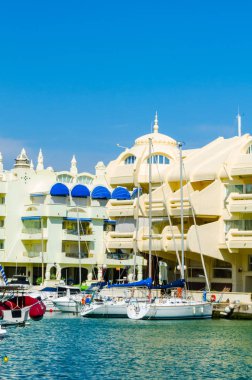 Benalmadena, İspanya - lüks yatların ve motorlu tekneler, turistik sahil kasaba Benalmadena ile 10 Mayıs 2018 A güzel marina