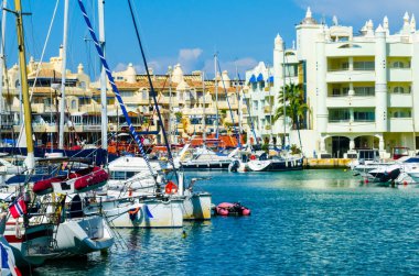 Benalmadena, İspanya - lüks yatların ve motorlu tekneler, turistik sahil kasaba Benalmadena ile 10 Mayıs 2018 A güzel marina