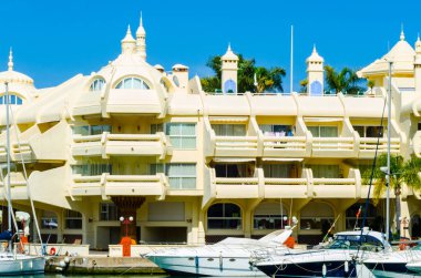 Benalmadena, İspanya - lüks yatların ve motorlu tekneler, turistik sahil kasaba Benalmadena ile 10 Mayıs 2018 A güzel marina