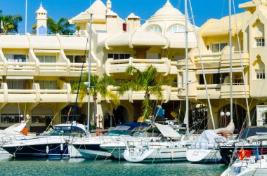 Benalmadena, İspanya - lüks yatların ve motorlu tekneler, turistik sahil kasaba Benalmadena ile 10 Mayıs 2018 A güzel marina