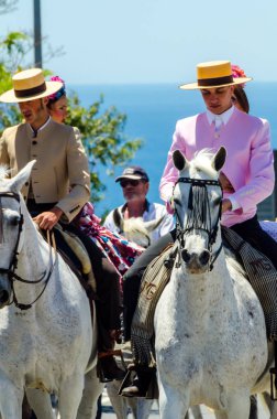 İspanya'da kutsal aktarma Katolik törene katılan Nerja, İspanya - 15 Mayıs, 2018 insan figürü