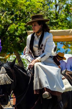 İspanya'da kutsal aktarma Katolik törene katılan Nerja, İspanya - 15 Mayıs, 2018 insan figürü