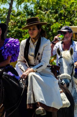İspanya'da kutsal aktarma Katolik törene katılan Nerja, İspanya - 15 Mayıs, 2018 insan figürü