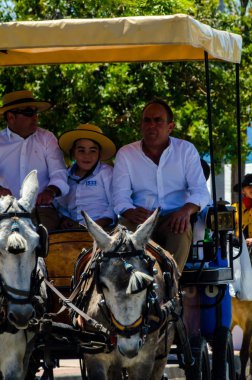 İspanya'da kutsal aktarma Katolik törene katılan Nerja, İspanya - 15 Mayıs, 2018 insan figürü