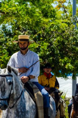 İspanya'da kutsal aktarma Katolik törene katılan Nerja, İspanya - 15 Mayıs, 2018 insan figürü