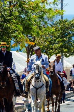 İspanya'da kutsal aktarma Katolik törene katılan Nerja, İspanya - 15 Mayıs, 2018 insan figürü