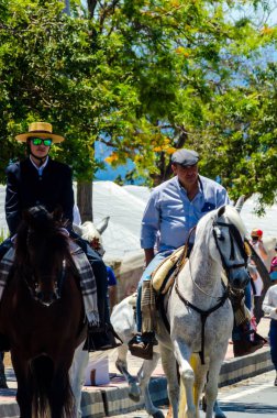 İspanya'da kutsal aktarma Katolik törene katılan Nerja, İspanya - 15 Mayıs, 2018 insan figürü