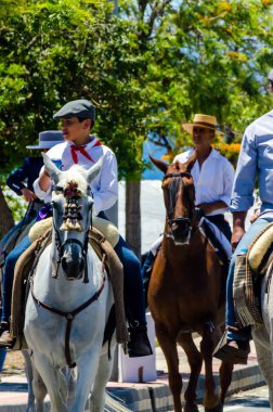 İspanya'da kutsal aktarma Katolik törene katılan Nerja, İspanya - 15 Mayıs, 2018 insan figürü