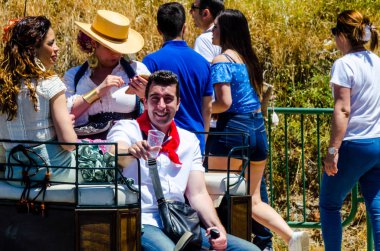 İspanya'da kutsal aktarma Katolik törene katılan Nerja, İspanya - 15 Mayıs, 2018 insan figürü