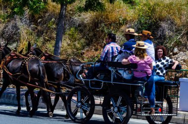 İspanya'da kutsal aktarma Katolik törene katılan Nerja, İspanya - 15 Mayıs, 2018 insan figürü