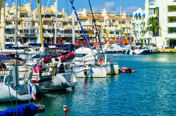 Benalmadena, İspanya - lüks yatların ve motorlu tekneler, turistik sahil kasaba Benalmadena ile 10 Mayıs 2018 A güzel marina