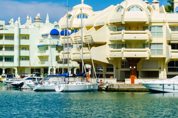Benalmadena, İspanya - lüks yatların ve motorlu tekneler, turistik sahil kasaba Benalmadena ile 10 Mayıs 2018 A güzel marina