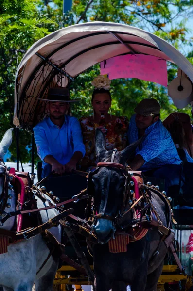 İspanya'da kutsal aktarma Katolik törene katılan Nerja, İspanya - 15 Mayıs, 2018 insan figürü