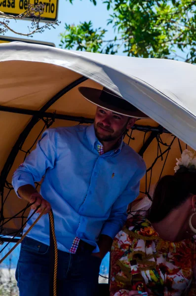 İspanya'da kutsal aktarma Katolik törene katılan Nerja, İspanya - 15 Mayıs, 2018 insan figürü