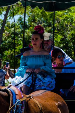 İspanya'da kutsal aktarma Katolik törene katılan Nerja, İspanya - 15 Mayıs, 2018 insan figürü