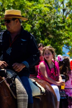 İspanya'da kutsal aktarma Katolik törene katılan Nerja, İspanya - 15 Mayıs, 2018 insan figürü