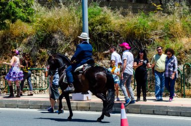 İspanya'da kutsal aktarma Katolik törene katılan Nerja, İspanya - 15 Mayıs, 2018 insan figürü