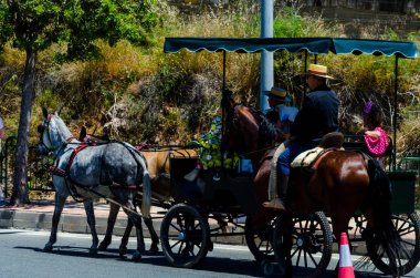 İspanya'da kutsal aktarma Katolik törene katılan Nerja, İspanya - 15 Mayıs, 2018 insan figürü
