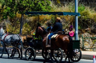 İspanya'da kutsal aktarma Katolik törene katılan Nerja, İspanya - 15 Mayıs, 2018 insan figürü