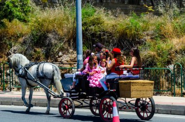 İspanya'da kutsal aktarma Katolik törene katılan Nerja, İspanya - 15 Mayıs, 2018 insan figürü