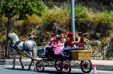 İspanya'da kutsal aktarma Katolik törene katılan Nerja, İspanya - 15 Mayıs, 2018 insan figürü