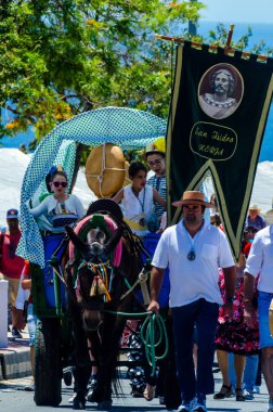 İspanya'da kutsal aktarma Katolik törene katılan Nerja, İspanya - 15 Mayıs, 2018 insan figürü