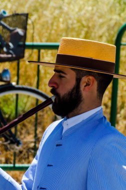 İspanya'da kutsal aktarma Katolik törene katılan Nerja, İspanya - 15 Mayıs, 2018 insan figürü