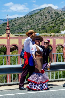 İspanya'da kutsal aktarma Katolik törene katılan Nerja, İspanya - 15 Mayıs, 2018 insan figürü