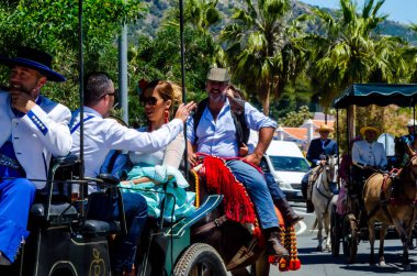 İspanya'da kutsal aktarma Katolik törene katılan Nerja, İspanya - 15 Mayıs, 2018 insan figürü