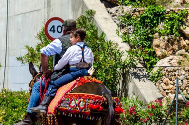 İspanya'da kutsal aktarma Katolik törene katılan Nerja, İspanya - 15 Mayıs, 2018 insan figürü