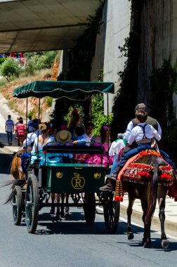 İspanya'da kutsal aktarma Katolik törene katılan Nerja, İspanya - 15 Mayıs, 2018 insan figürü