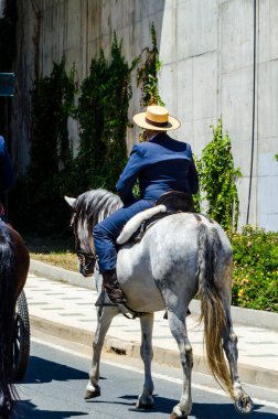 İspanya'da kutsal aktarma Katolik törene katılan Nerja, İspanya - 15 Mayıs, 2018 insan figürü