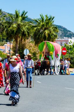 İspanya'da kutsal aktarma Katolik törene katılan Nerja, İspanya - 15 Mayıs, 2018 insan figürü