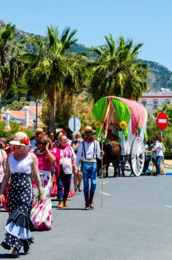 İspanya'da kutsal aktarma Katolik törene katılan Nerja, İspanya - 15 Mayıs, 2018 insan figürü