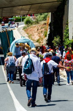İspanya'da kutsal aktarma Katolik törene katılan Nerja, İspanya - 15 Mayıs, 2018 insan figürü