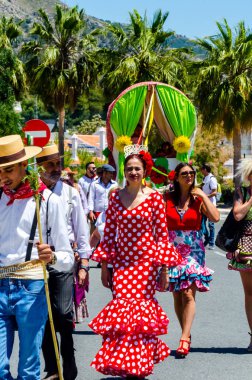 İspanya'da kutsal aktarma Katolik törene katılan Nerja, İspanya - 15 Mayıs, 2018 insan figürü
