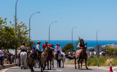 İspanya'da kutsal aktarma Katolik törene katılan Nerja, İspanya - 15 Mayıs, 2018 insan figürü
