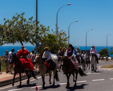 İspanya'da kutsal aktarma Katolik törene katılan Nerja, İspanya - 15 Mayıs, 2018 insan figürü