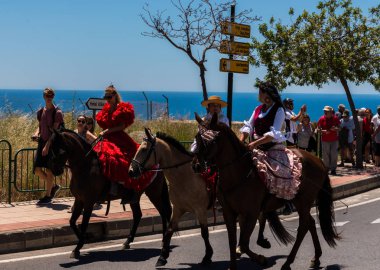 İspanya'da kutsal aktarma Katolik törene katılan Nerja, İspanya - 15 Mayıs, 2018 insan figürü