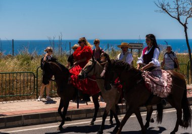 İspanya'da kutsal aktarma Katolik törene katılan Nerja, İspanya - 15 Mayıs, 2018 insan figürü